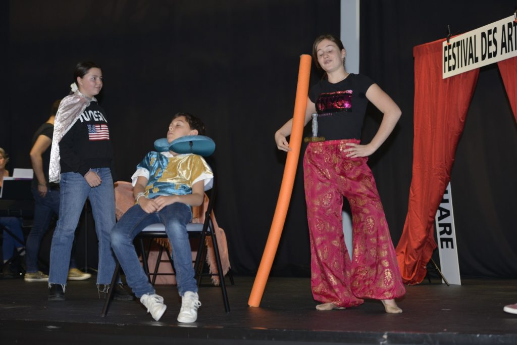Enfants comédiens et comédiennes sur scène
