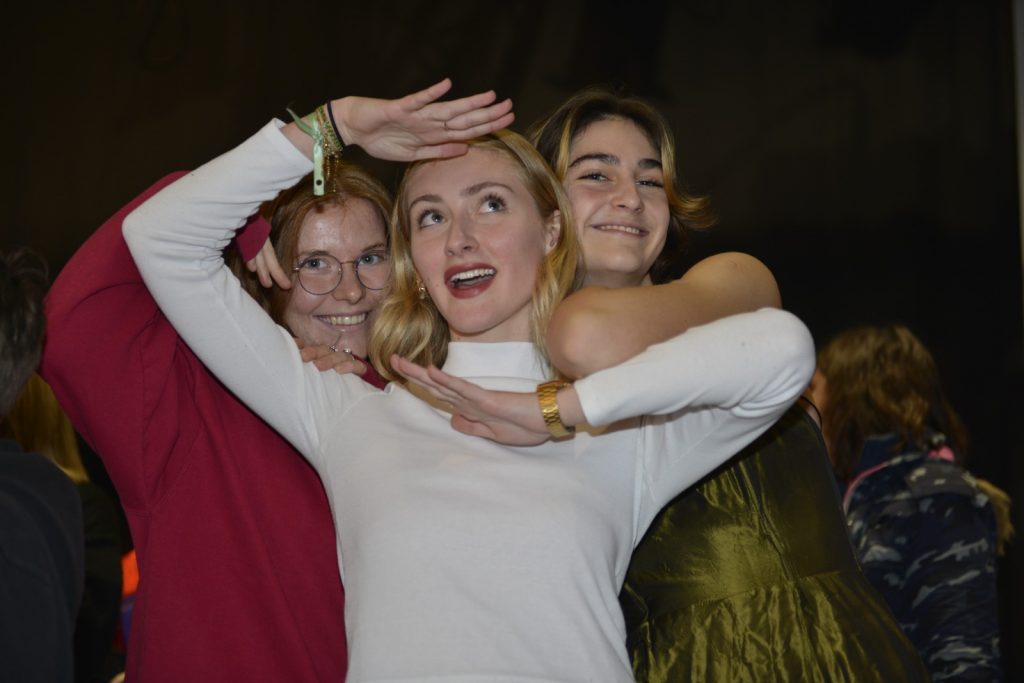 Adolescentes comédiennes sur scène