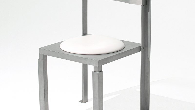 Strut Chair, robustesse industrielle et élégance raffinée