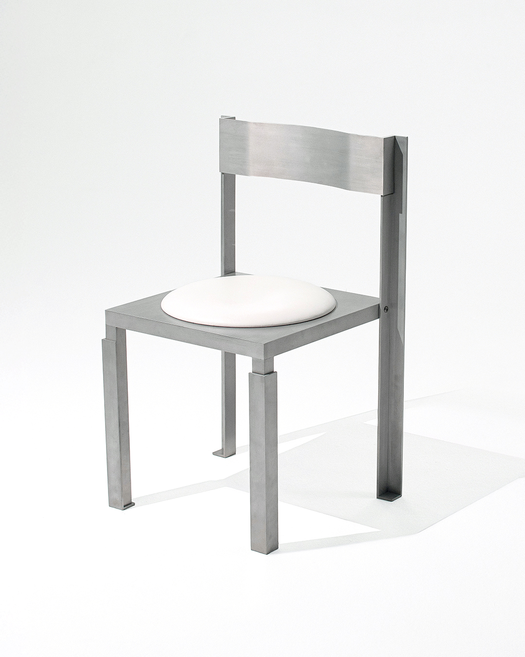 Strut Chair, robustesse industrielle et élégance raffinée