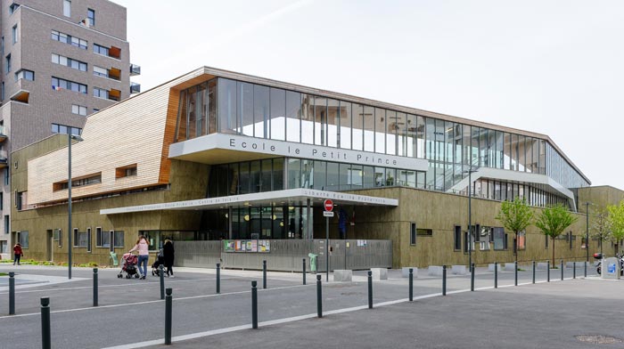 Construction d’une école en structure mixte bois-béton, qui s'inscrit dans le paysage environnant