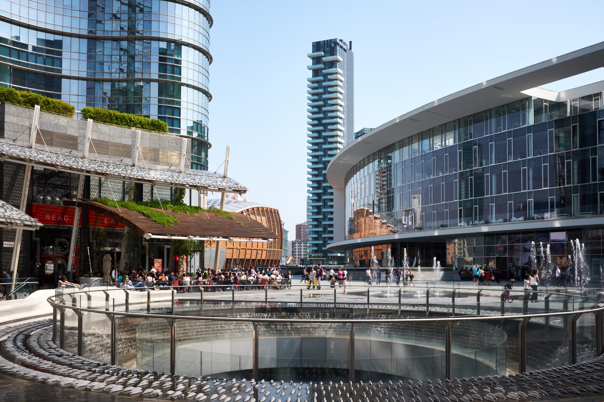 Rénovation complète d'un centre commercial avec mixité des matériaux à teneur écologique