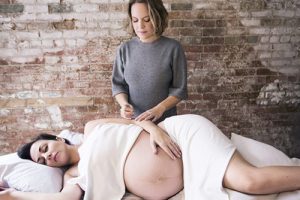 femme enceinte et acupunctrice