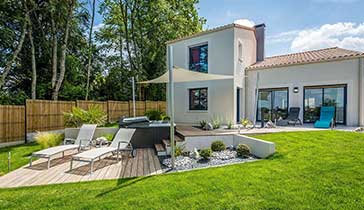 Aménagement d'une terrasse avec piscine réalisé par un cabinet d'architecte à Bordeaux